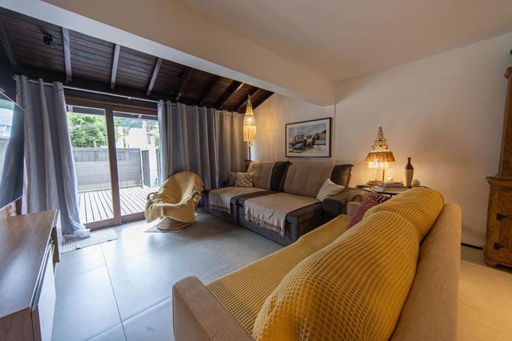 São Sebastião Una BeachのBuilding Rua Bom Jesus da Barra do Úna - anfitriao-prime - 1467018のアパートメントにある、モダンな家具を備えたエレガントなデザインのリビングルーム