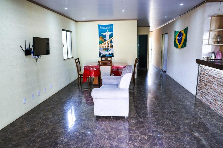 Building Rua Esio Cardoso Fonseca - anfitriao-prime - 1471713 adresindeki bir dairede modern mobilyalarla zarif bir şekilde tasarlanmış oturma odası Jardim Esperança, Cabo Frio