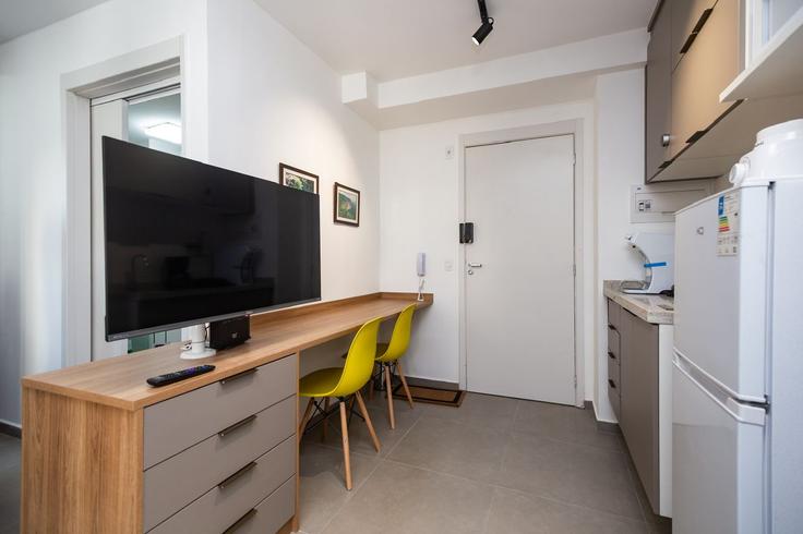 Building Rua João Cachoeira - anfitriao-prime - 1475794 adresindeki bir dairede modern mobilyalarla zarif bir şekilde tasarlanmış oturma odası Itaim Bibi, São Paulo