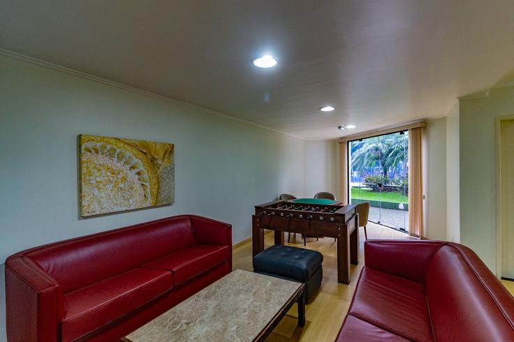 Sala de estar elegantemente projetada com móveis modernos em um apartamento no Building Rua Joinville - anfitriao-prime - 1491586 em Paraíso, São Paulo