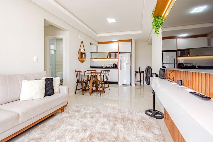 Salle de séjour élégante avec mobilier moderne dans un appartement à Building Avenida Lions Internacional - anfitriao-prime - 1509522 à Ingleses Centro, Florianópolis