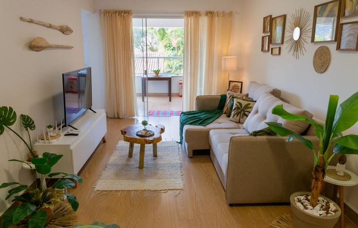 Sala de estar elegantemente projetada com móveis modernos em um apartamento no Building Rua Galeão Coutinho - anfitriao-prime - 1512831 em Itaguá, Ubatuba Sala de estar elegantemente projetada com móveis modernos em um apartamento no Building Rua Galeão Coutinho - anfitriao-prime - 1512831 em Itaguá, Ubatuba