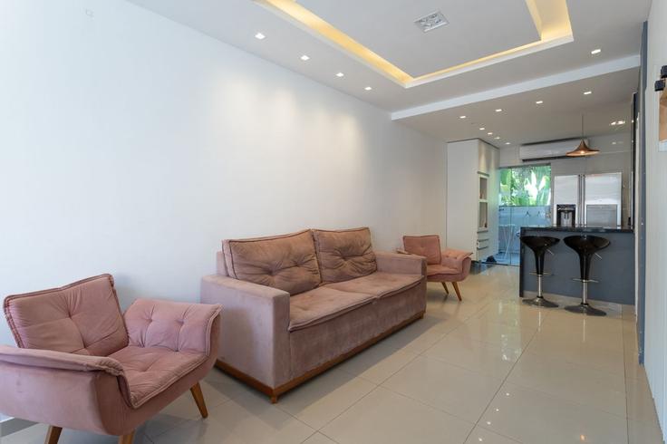 Sala de estar elegantemente projetada com móveis modernos em um apartamento no Building Rua Clóvis Correa da Costa - anfitriao-prime - 1523768 em Jacarepaguá, Rio de Janeiro