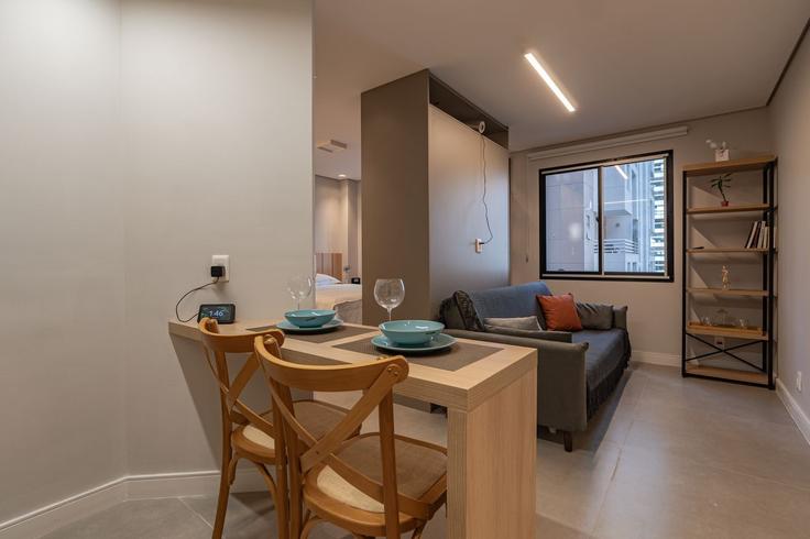 Elegant gestaltetes Wohnzimmer mit moderner Einrichtung in einer Wohnung im Building Alameda Iraé - anfitriao-prime - 1514034 in Indianópolis, São Paulo Elegant gestaltetes Wohnzimmer mit moderner Einrichtung in einer Wohnung im Building Alameda Iraé - anfitriao-prime - 1514034 in Indianópolis, São Paulo