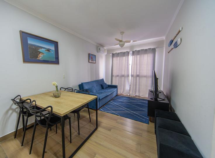 Building Rua Maurici Moura - anfitriao-prime - 1526737 adresindeki bir dairede modern mobilyalarla zarif bir şekilde tasarlanmış oturma odası Jardim Tres Marias, Guarujá
