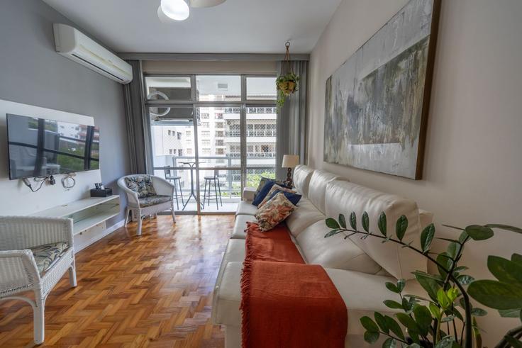 Elegant gestaltetes Wohnzimmer mit moderner Einrichtung in einer Wohnung im Building Santos - anfitriao-prime - 1629880 in Barra Funda, Guarujá Elegant gestaltetes Wohnzimmer mit moderner Einrichtung in einer Wohnung im Building Santos - anfitriao-prime - 1629880 in Barra Funda, Guarujá