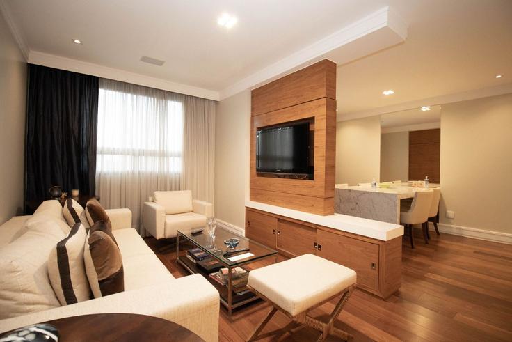 Elegante sala de estar con mobiliario moderno en un apartamento en Building SHS Quadra 6 Conjunto A Bloco E - anfitriao-prime - 1643014 en Quadra 6, Brasília