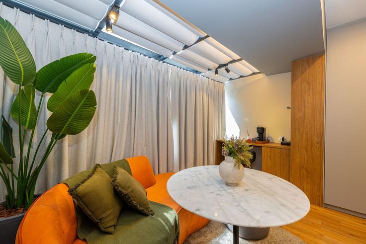São Paulo ParaísoのBuilding Rua Desembargador Eliseu Guilherme - anfitriao-prime - 1639910のアパートメントにある、モダンな家具を備えたエレガントなデザインのリビングルーム