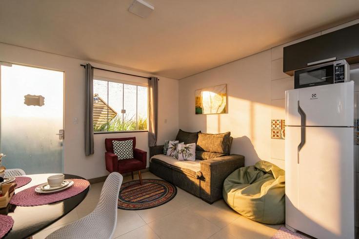 Elegant gestaltetes Wohnzimmer mit moderner Einrichtung in einer Wohnung im Building Rua Dom Afonso - anfitriao-prime - 1642981 in Vila Real, Balneário Camboriú Elegant gestaltetes Wohnzimmer mit moderner Einrichtung in einer Wohnung im Building Rua Dom Afonso - anfitriao-prime - 1642981 in Vila Real, Balneário Camboriú