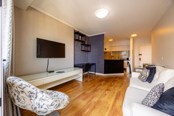 Alphaville Comercial, Barueri에 위치한 Building Alameda Madeira - anora-spaces - 1327490 아파트의 세련된 인테리어가 돋보이는 거실 Alphaville Comercial, Barueri에 위치한 Building Alameda Madeira - anora-spaces - 1327490 아파트의 세련된 인테리어가 돋보이는 거실