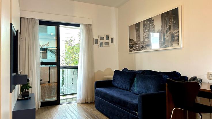 Elegante sala de estar con mobiliario moderno en un apartamento en Building Rua Professor Carlos de Carvalho - anora-spaces - 1327284 en Itaim Bibi, São Paulo