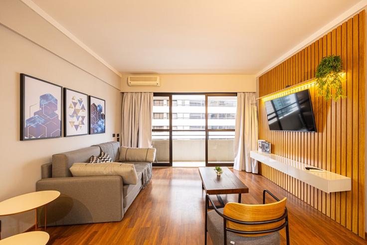 Salle de séjour élégante avec mobilier moderne dans un appartement à Building Avenida Paulista - anora-spaces - 1327394 à Paraíso, São Paulo