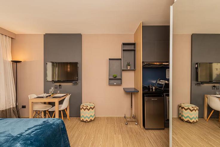 Salle de séjour élégante avec mobilier moderne dans un appartement à Building Avenida Cauaxi - anora-spaces - 1327413 à Alphaville Industrial, Barueri Salle de séjour élégante avec mobilier moderne dans un appartement à Building Avenida Cauaxi - anora-spaces - 1327413 à Alphaville Industrial, Barueri