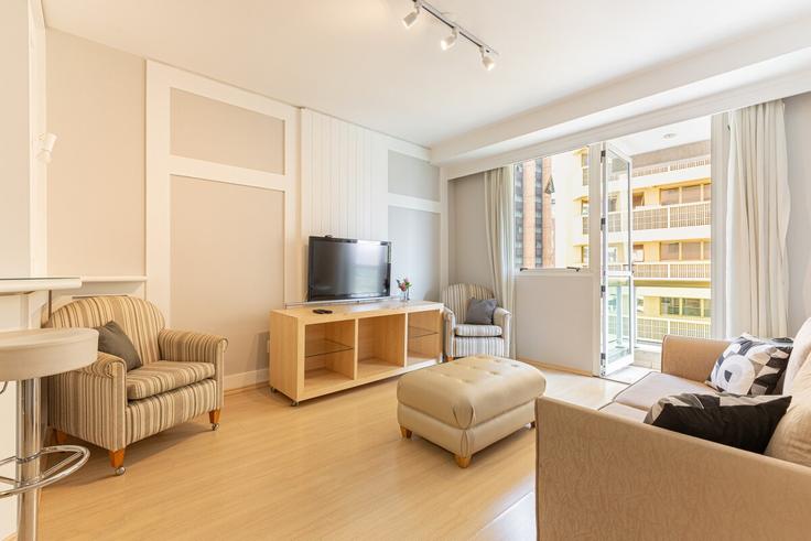 Alphaville Comercial, Barueri에 위치한 Building Calçada das Hortênsias - anora-spaces - 1327491 아파트의 세련된 인테리어가 돋보이는 거실 Alphaville Comercial, Barueri에 위치한 Building Calçada das Hortênsias - anora-spaces - 1327491 아파트의 세련된 인테리어가 돋보이는 거실