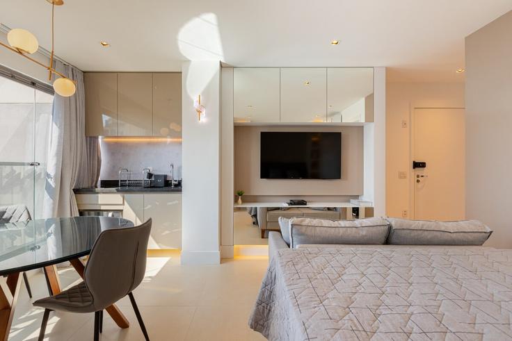 Salle de séjour élégante avec mobilier moderne dans un appartement à Building Rua Joaquim Floriano - anora-spaces - 1404749 à Itaim Bibi, São Paulo