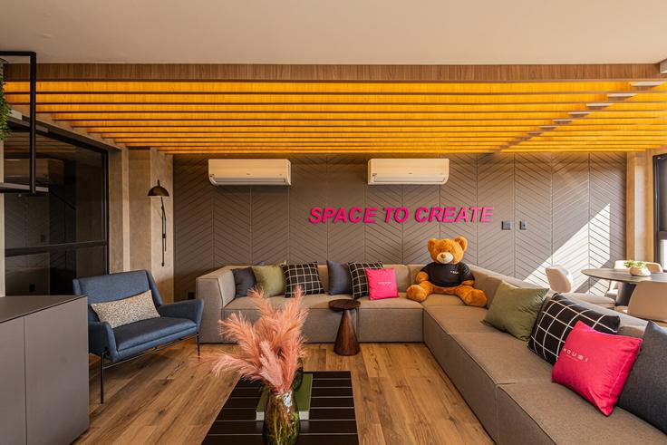 Building Avenida Verte Ville - anora-spaces - 1378367 adresindeki bir dairede modern mobilyalarla zarif bir şekilde tasarlanmış oturma odası Residencial Zero (Tambore), Santana de Parnaíba Building Avenida Verte Ville - anora-spaces - 1378367 adresindeki bir dairede modern mobilyalarla zarif bir şekilde tasarlanmış oturma odası Residencial Zero (Tambore), Santana de Parnaíba