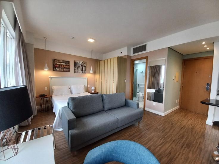 Elegante sala de estar con mobiliario moderno en un apartamento en Building Barueri - anora-spaces - 1335708 en Alphaville Industrial, Barueri Elegante sala de estar con mobiliario moderno en un apartamento en Building Barueri - anora-spaces - 1335708 en Alphaville Industrial, Barueri