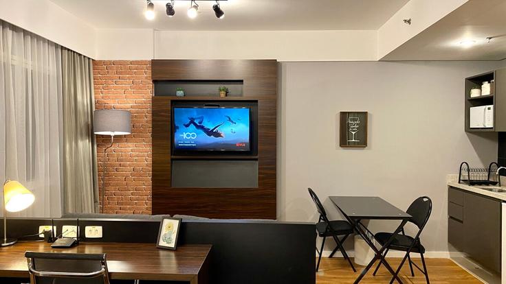 Salle de séjour élégante avec mobilier moderne dans un appartement à Building Alameda Rio Negro - anora-spaces - 1327348 à Alphaville Industrial, Barueri Salle de séjour élégante avec mobilier moderne dans un appartement à Building Alameda Rio Negro - anora-spaces - 1327348 à Alphaville Industrial, Barueri