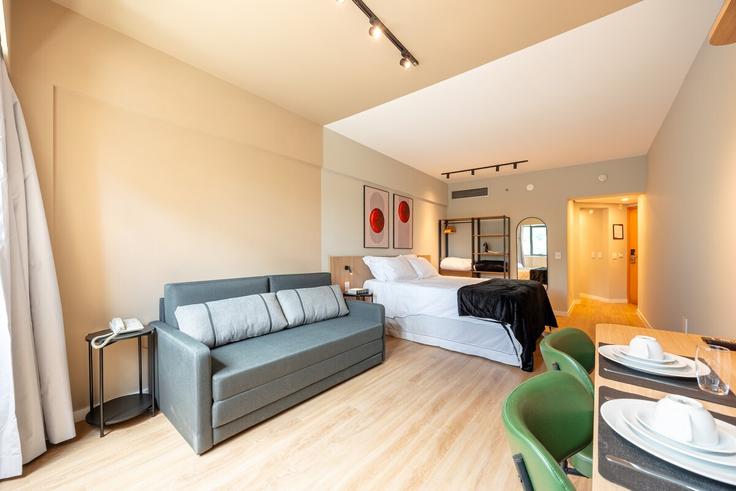 Sala de estar elegantemente projetada com móveis modernos em um apartamento no Building Alameda Madeira - anora-spaces - 1327443 em Alphaville Industrial, Barueri Sala de estar elegantemente projetada com móveis modernos em um apartamento no Building Alameda Madeira - anora-spaces - 1327443 em Alphaville Industrial, Barueri