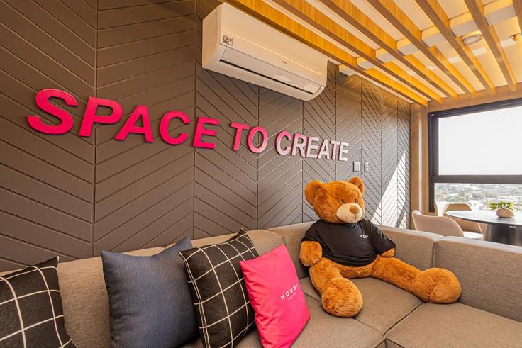 Elegant gestaltetes Wohnzimmer mit moderner Einrichtung in einer Wohnung im Building Avenida Verte Ville - anora-spaces - 1337176 in Melville Empresarial II, Barueri Elegant gestaltetes Wohnzimmer mit moderner Einrichtung in einer Wohnung im Building Avenida Verte Ville - anora-spaces - 1337176 in Melville Empresarial II, Barueri