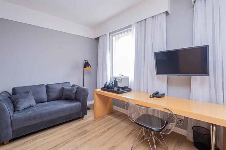 Alphaville Industrial, Barueri에 위치한 Building Alameda Rio Negro - anora-spaces - 1327337 아파트의 세련된 인테리어가 돋보이는 거실 Alphaville Industrial, Barueri에 위치한 Building Alameda Rio Negro - anora-spaces - 1327337 아파트의 세련된 인테리어가 돋보이는 거실