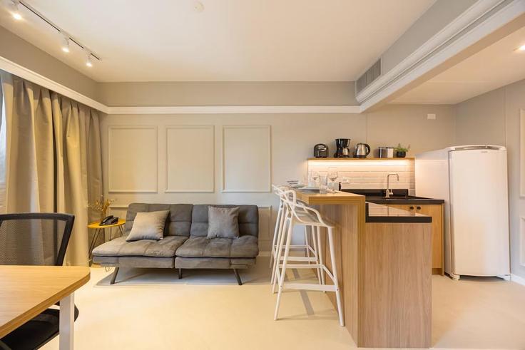 Brooklin, São Paulo에 위치한 Building Rua Arizona - anora-spaces - 1327498 아파트의 세련된 인테리어가 돋보이는 거실 Brooklin, São Paulo에 위치한 Building Rua Arizona - anora-spaces - 1327498 아파트의 세련된 인테리어가 돋보이는 거실