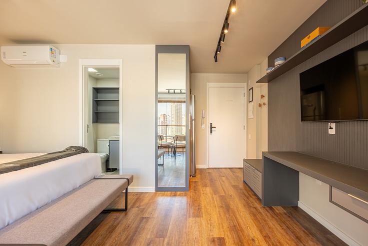 Elegante sala de estar con mobiliario moderno en un apartamento en Building Avenida Santo Amaro - anora-spaces - 1327399 en Vila Nova Conceição, São Paulo Elegante sala de estar con mobiliario moderno en un apartamento en Building Avenida Santo Amaro - anora-spaces - 1327399 en Vila Nova Conceição, São Paulo