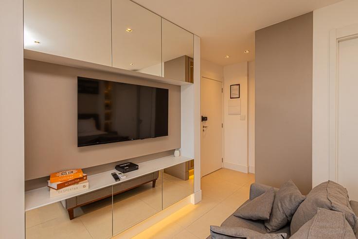 Elegant gestaltetes Wohnzimmer mit moderner Einrichtung in einer Wohnung im Building Rua Joaquim Floriano - anora-spaces - 1327437 in Itaim Bibi, São Paulo