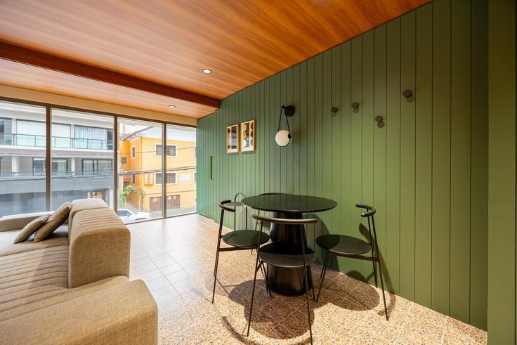 Salle de séjour élégante avec mobilier moderne dans un appartement à Building Rua Desembargador Eliseu Guilherme - anora-spaces - 1327463 à Paraíso, São Paulo