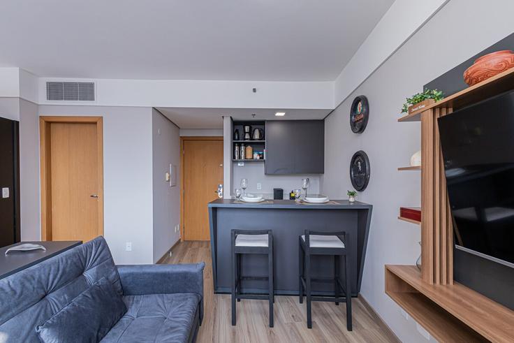 Building Alameda Madeira - anora-spaces - 1327369 adresindeki bir dairede modern mobilyalarla zarif bir şekilde tasarlanmış oturma odası Alphaville Industrial, Barueri Building Alameda Madeira - anora-spaces - 1327369 adresindeki bir dairede modern mobilyalarla zarif bir şekilde tasarlanmış oturma odası Alphaville Industrial, Barueri