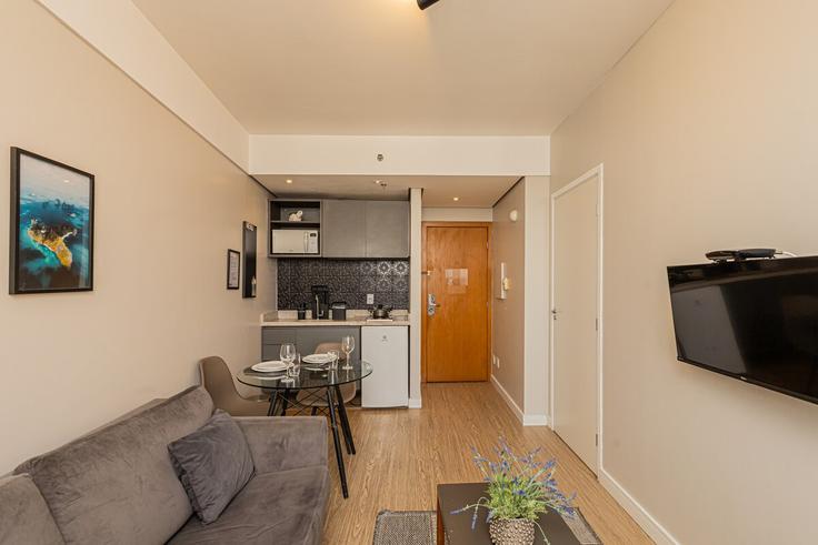 Sala de estar elegantemente projetada com móveis modernos em um apartamento no Building Avenida Oiapoque - anora-spaces - 1327392 em Alphaville Industrial, Barueri