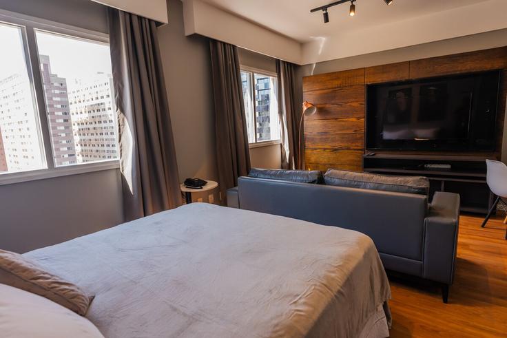 Alphaville Industrial, Barueri에 위치한 Building Alameda Grajaú - anora-spaces - 1327318 아파트의 세련된 인테리어가 돋보이는 거실 Alphaville Industrial, Barueri에 위치한 Building Alameda Grajaú - anora-spaces - 1327318 아파트의 세련된 인테리어가 돋보이는 거실