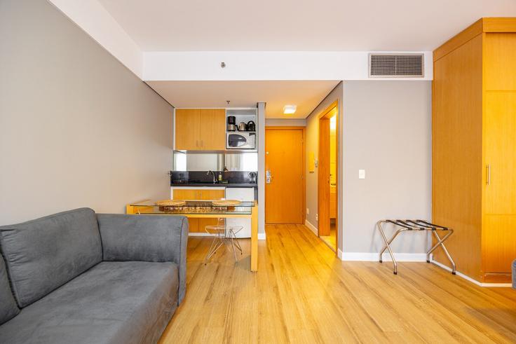 Alphaville Industrial, Barueri에 위치한 Building Alameda Grajaú - anora-spaces - 1327288 아파트의 세련된 인테리어가 돋보이는 거실 Alphaville Industrial, Barueri에 위치한 Building Alameda Grajaú - anora-spaces - 1327288 아파트의 세련된 인테리어가 돋보이는 거실