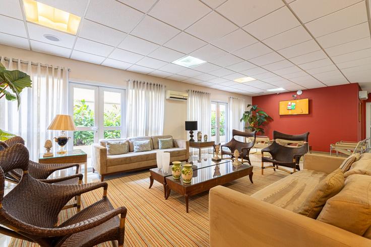 Elegante sala de estar con mobiliario moderno en un apartamento en Building Rua Carlos Sampaio - anora-spaces - 1327500 en Bela Vista, São Paulo