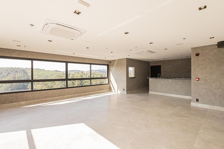 Salle de séjour élégante avec mobilier moderne dans un appartement à Building Avenida Verte Ville - anora-spaces - 1327557 à Melville Empresarial II, Barueri