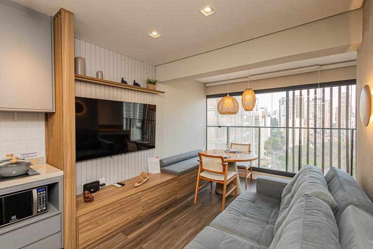 Elegant gestaltetes Wohnzimmer mit moderner Einrichtung in einer Wohnung im Building Avenida Sumaré - anora-spaces - 1327472 in Perdizes, São Paulo