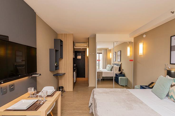 Building Alameda Rio Negro - anora-spaces - 1334296 adresindeki bir dairede modern mobilyalarla zarif bir şekilde tasarlanmış oturma odası Alphaville Industrial, Barueri Building Alameda Rio Negro - anora-spaces - 1334296 adresindeki bir dairede modern mobilyalarla zarif bir şekilde tasarlanmış oturma odası Alphaville Industrial, Barueri