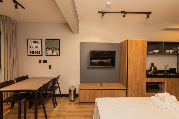 Barueri Melville Empresarial IIのBuilding Rua Vicente de Carvalho - anora-spaces - 1337174のアパートメントにある、モダンな家具を備えたエレガントなデザインのリビングルーム Barueri Melville Empresarial IIのBuilding Rua Vicente de Carvalho - anora-spaces - 1337174のアパートメントにある、モダンな家具を備えたエレガントなデザインのリビングルーム