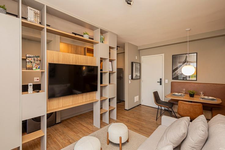 Elegante sala de estar con mobiliario moderno en un apartamento en Building Alameda Gabriel Monteiro da Silva - anora-spaces - 1347167 en Cerqueira César, São Paulo