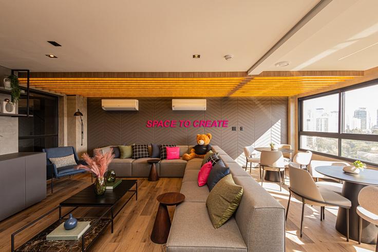 Barueri Residencial Zero (Tambore)のBuilding Avenida Verte Ville - anora-spaces - 1391406のアパートメントにある、モダンな家具を備えたエレガントなデザインのリビングルーム Barueri Residencial Zero (Tambore)のBuilding Avenida Verte Ville - anora-spaces - 1391406のアパートメントにある、モダンな家具を備えたエレガントなデザインのリビングルーム