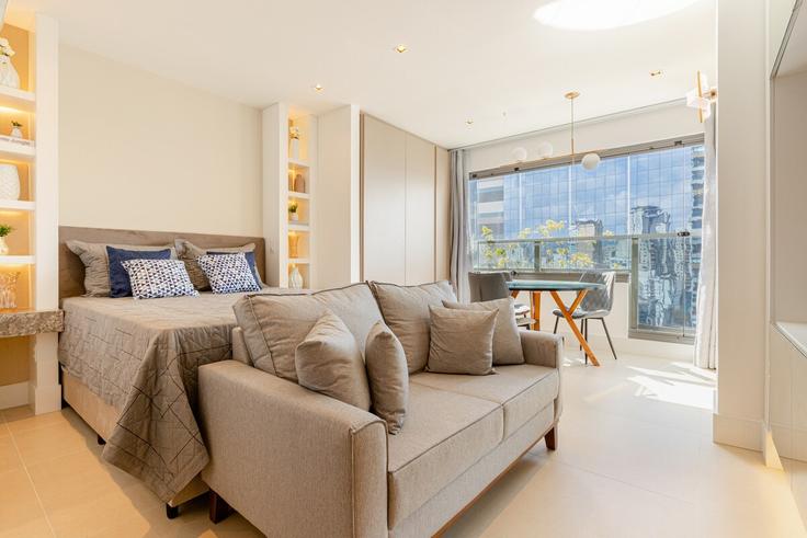 Salle de séjour élégante avec mobilier moderne dans un appartement à Building Rua Joaquim Floriano - anora-spaces - 1404749 à Itaim Bibi, São Paulo Salle de séjour élégante avec mobilier moderne dans un appartement à Building Rua Joaquim Floriano - anora-spaces - 1404749 à Itaim Bibi, São Paulo