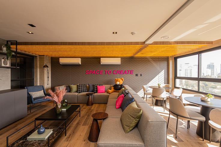 Building Avenida Verte Ville - anora-spaces - 1466517 adresindeki bir dairede modern mobilyalarla zarif bir şekilde tasarlanmış oturma odası Residencial Zero (Tambore), Santana de Parnaíba Building Avenida Verte Ville - anora-spaces - 1466517 adresindeki bir dairede modern mobilyalarla zarif bir şekilde tasarlanmış oturma odası Residencial Zero (Tambore), Santana de Parnaíba