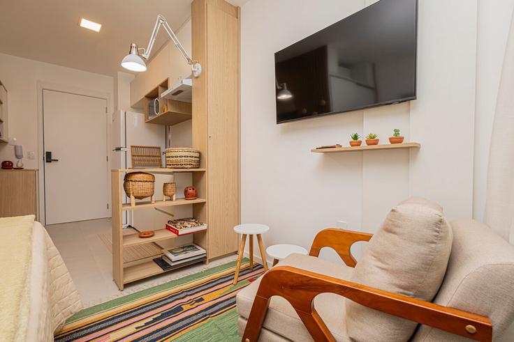 Elegante sala de estar con mobiliario moderno en un apartamento en Building Avenida Sumaré - anora-spaces - 1499911 en Perdizes, São Paulo Elegante sala de estar con mobiliario moderno en un apartamento en Building Avenida Sumaré - anora-spaces - 1499911 en Perdizes, São Paulo