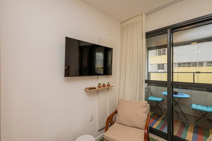Elegante sala de estar con mobiliario moderno en un apartamento en Building Avenida Sumaré - anora-spaces - 1499911 en Perdizes, São Paulo Elegante sala de estar con mobiliario moderno en un apartamento en Building Avenida Sumaré - anora-spaces - 1499911 en Perdizes, São Paulo