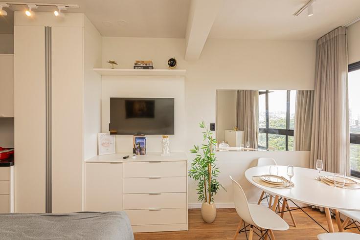 Building Avenida Verte Ville - anora-spaces - 1510859 adresindeki bir dairede modern mobilyalarla zarif bir şekilde tasarlanmış oturma odası Residencial Zero (Tambore), Santana de Parnaíba Building Avenida Verte Ville - anora-spaces - 1510859 adresindeki bir dairede modern mobilyalarla zarif bir şekilde tasarlanmış oturma odası Residencial Zero (Tambore), Santana de Parnaíba