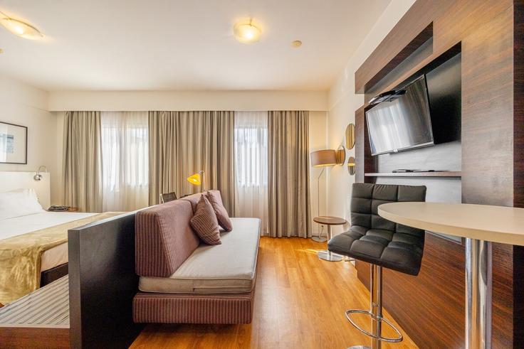 Elegant gestaltetes Wohnzimmer mit moderner Einrichtung in einer Wohnung im Building Alameda Rio Negro - anora-spaces - 1499925 in Alphaville Comercial, Barueri