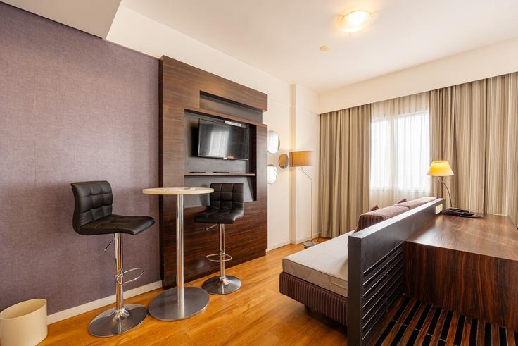 Elegant gestaltetes Wohnzimmer mit moderner Einrichtung in einer Wohnung im Building Condomínio Centro - Alphaville Comercial - anora-spaces - 1499923 in Alphaville Comercial, Barueri