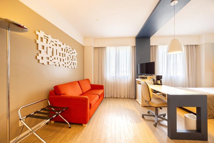 Building Calçada dos Lírios - anora-spaces - 1499929 adresindeki bir dairede modern mobilyalarla zarif bir şekilde tasarlanmış oturma odası Alphaville Comercial, Barueri