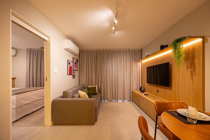Elegante sala de estar con mobiliario moderno en un apartamento en Building Rua Haddock Lobo - anora-spaces - 1327539 en Cerqueira César, São Paulo