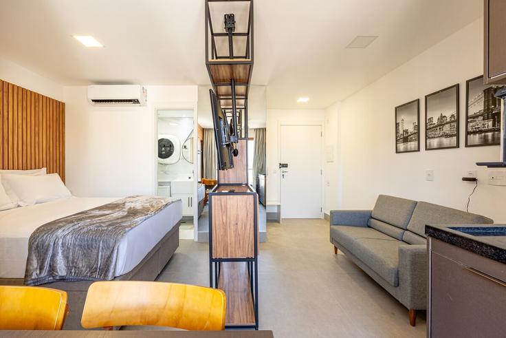 Elegante sala de estar con mobiliario moderno en un apartamento en Building Rua Marcos Lopes - anora-spaces - 1327396 en Vila Nova Conceição, São Paulo